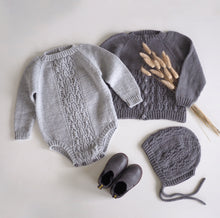 Last inn bildet i Galleri-visningsprogrammet, Pryd sett (body, jakke, kyse og sokker)