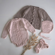 Last inn bildet i Galleri-visningsprogrammet, Pryd sett (body, jakke, kyse og sokker)