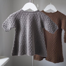 Last inn bildet i Galleri-visningsprogrammet, Perlemors boblekjole med skaut