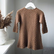 Last inn bildet i Galleri-visningsprogrammet, Perlemors boblekjole med skaut