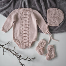 Last inn bildet i Galleri-visningsprogrammet, Pryd sett (body, kyse og sokker)